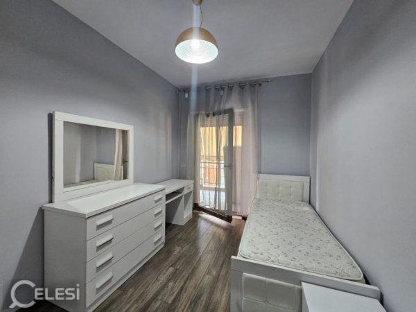 Tirane, jepet me qera apartament 3+1+Aneks+Ballkon Kati 7, 130 m² 1.000 € (RRUGA E KAVAJES)