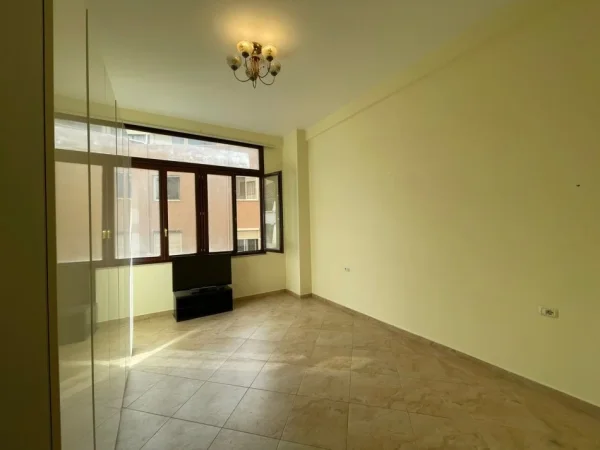 Tirane, jepet me qera zyre Kati 2, 80 m² 600 € (Komuna e Parisit)