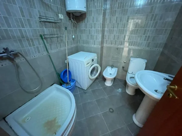 Tirane, jepet me qera zyre Kati 2, 80 m² 600 € (Komuna e Parisit)