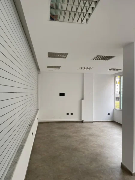 Tirane, jepet me qera zyre Kati 2, 60 m² 300 € (yzberisht)