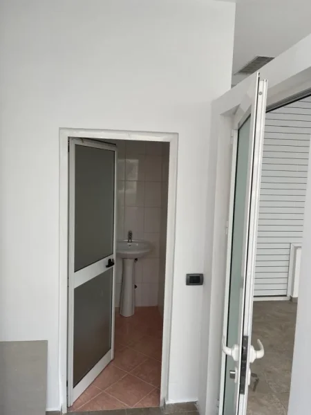Tirane, jepet me qera zyre Kati 2, 60 m² 300 € (yzberisht)