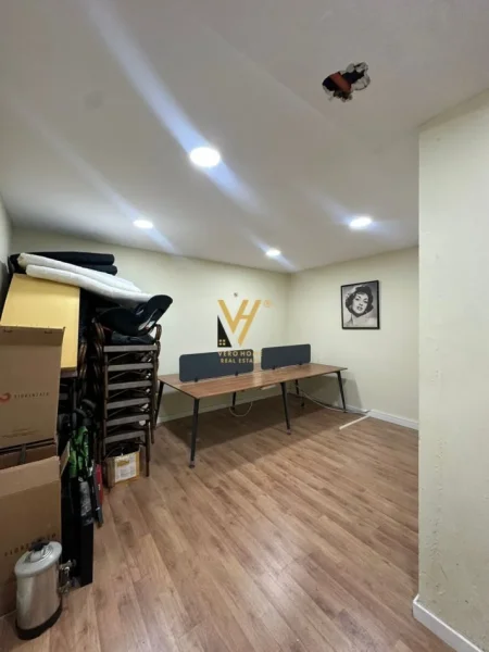 Tirane, shitet ambjent biznesi Kati 0, 80 m² 160.000 € (21 DHJETORI)