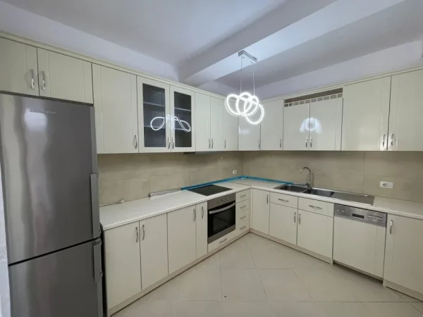 Tirane, jepet me qera apartament 3+1+Aneks+Ballkon Kati 5, 146 m² 1.400 € (RRUGA PETI LIQENI)