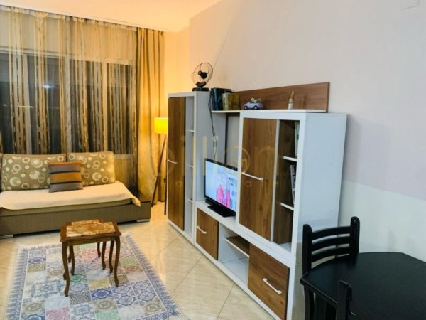 Tirane, jepet me qera apartament 1+1 Kati 4, 94 m² 600 € (Blloku Ambasadave, Tirana, Albania)