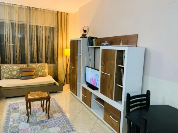Tirane, jepet me qera apartament 1+1 Kati 4, 94 m² 600 € (Blloku Ambasadave, Tirana, Albania)