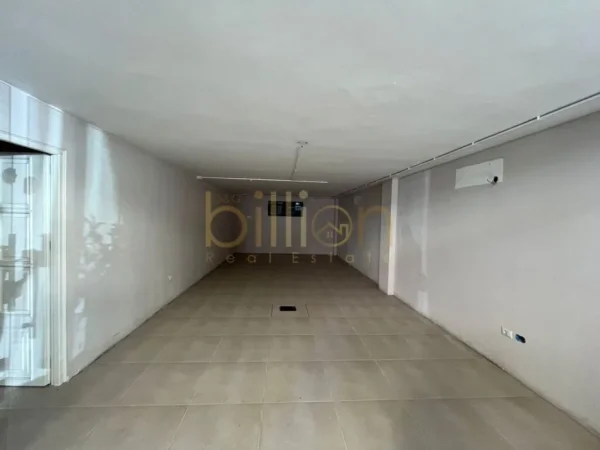 Tirane, shitet ambjent biznesi Kati 0, 105 m² 375.000 € (Pallatet Agimi, Tirana, Albania)