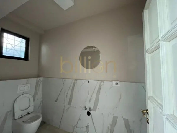 Tirane, shitet ambjent biznesi Kati 0, 105 m² 375.000 € (Pallatet Agimi, Tirana, Albania)