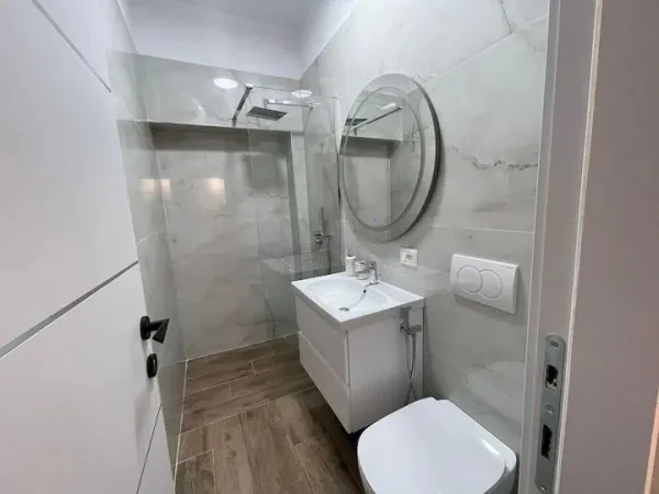 Tirane, jepet me qera apartament 1+1+Ballkon Kati 3, 60 m² 600 € (Rruga e Kavajes)