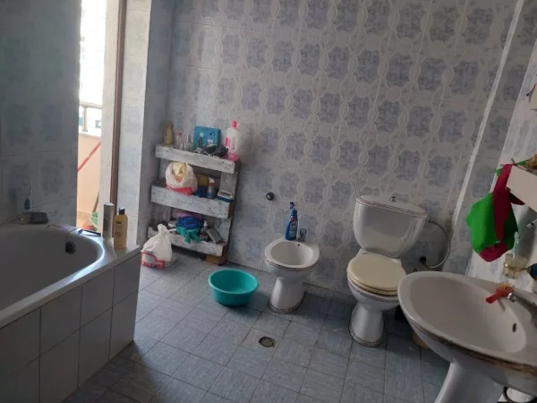 Tirane, jepet me qera 2+1 Kati 5, 600 € (Oxhaku)