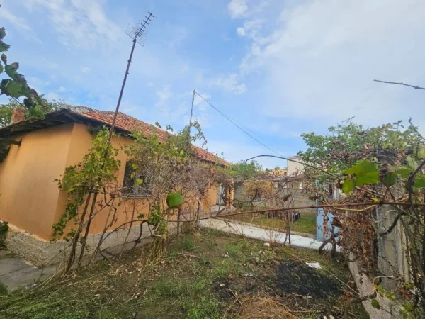 Durres, shitet shtepi 1+1 Kati 0, 64 m² 35.000 € (Borake)