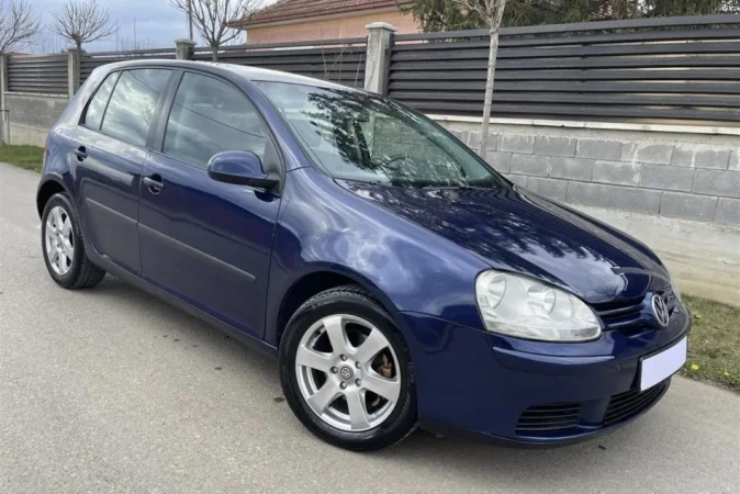 Tirane, shitet makine Golf 5 Benzin, blu e errët automatik Kondicioner 150 km 3.400 €