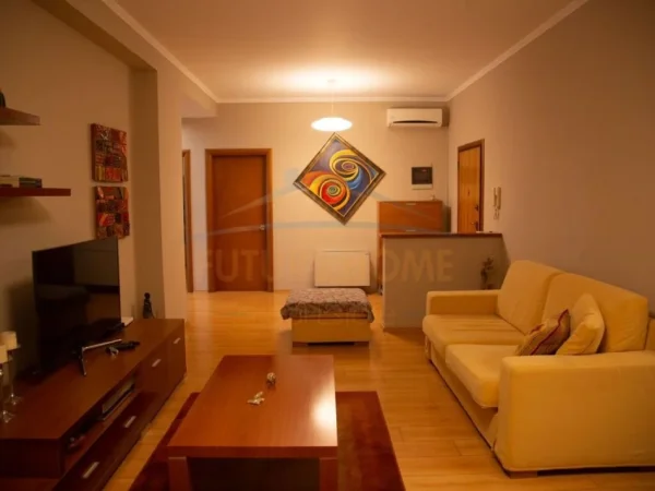 Tirane, jepet me qera apartament 3+1 Kati 7, 138 m² 900 € (Myslym Shyri)