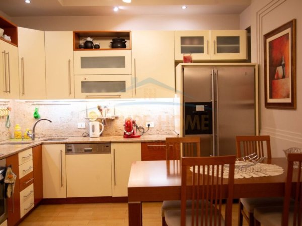 Tirane, jepet me qera apartament 3+1 Kati 7, 138 m² 900 € (Myslym Shyri)