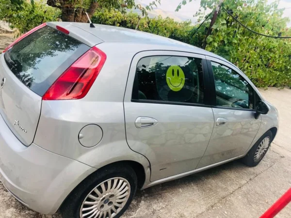 Tirane, shes makine Fiat Grande Punto Nafte, gri metalizato manuale Kondicioner 340.000 km 2.300 €