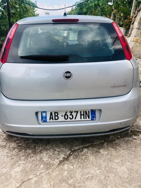 Tirane, shes makine Fiat Grande Punto Nafte, gri metalizato manuale Kondicioner 340.000 km 2.300 €