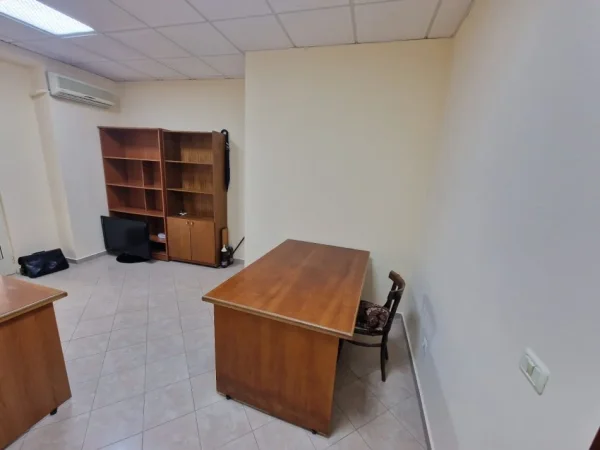 Durres,  JEPET ME QERA ZYRA NE ZONEN E GJYKATES NE DURRES Kati 1, 23 m²