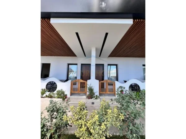 Durres, shitet Vile 4+1 Kati 0, 535 m² 2.000.000 € (shkembi kavajes,Durres)