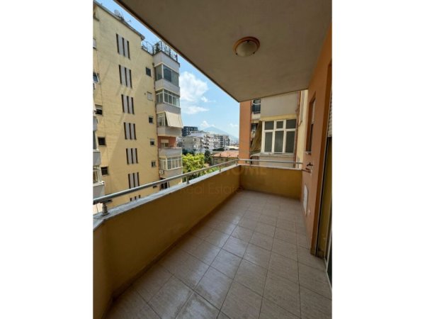 Tirane, jepet me qera apartament 2+1 Kati 4, 112 m² 650 € (Pazari i Ri)