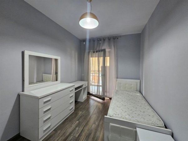 Tirane, jepet me qera apartament 3+1+Ballkon Kati 6, 128 m² 1.000 € (Kompleksi Delijorgji)