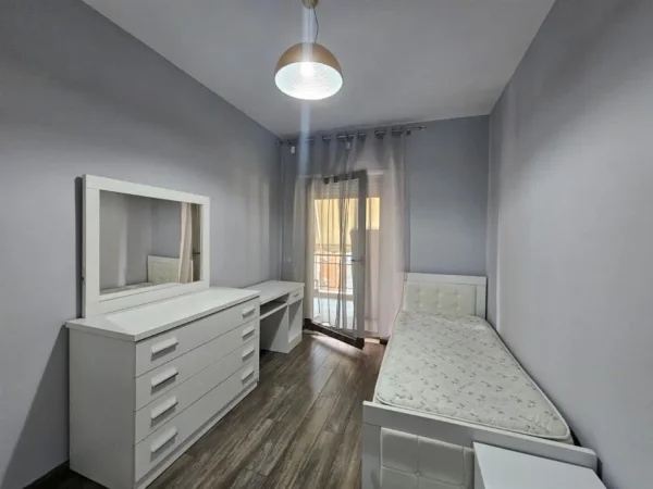 Tirane, jepet me qera apartament 3+1+Ballkon Kati 6, 128 m² 1.000 € (Kompleksi Delijorgji)
