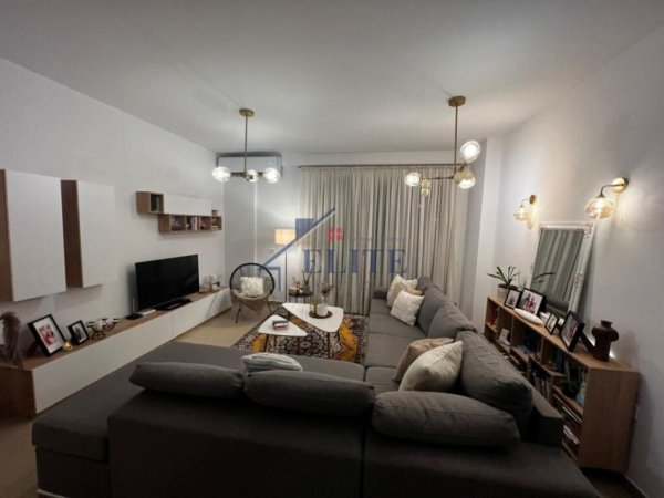 Tirane, jepet me qera apartament 2+1+Ballkon Kati 5, 95 m² 548 € (Yzberisht)