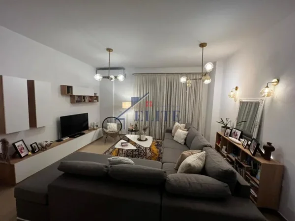 Tirane, jepet me qera apartament 2+1+Ballkon Kati 5, 95 m² 548 € (Yzberisht)