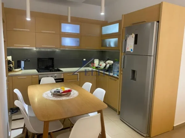Tirane, jepet me qera apartament 2+1+Ballkon Kati 5, 95 m² 548 € (Yzberisht)