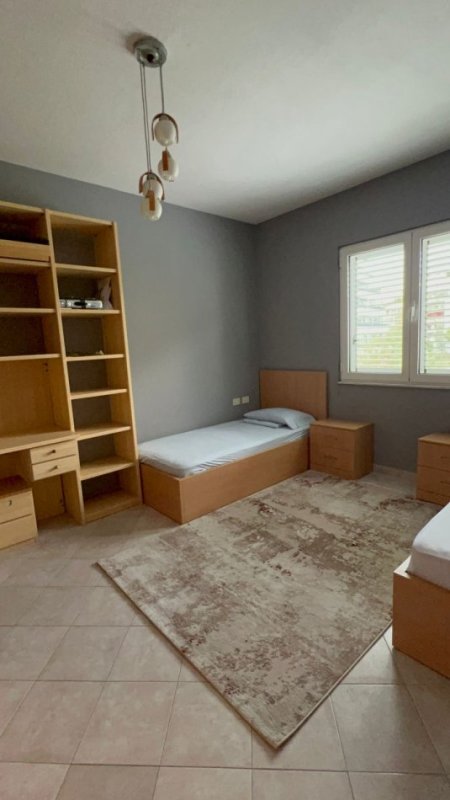 Tirane, jepet me qera apartament 2+1 Kati 3, 100 m² 800 € (Liqeni Artificial)