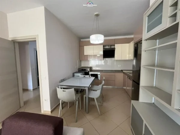 Tirane, jepet me qera apartament 2+1 Kati 6, 110 m² 500 € (astir)