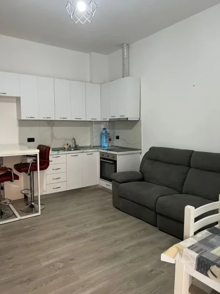 Tirane, jepet me qera apartament 3+1 Kati 1, 81 m² 500 € (Kinostudio)