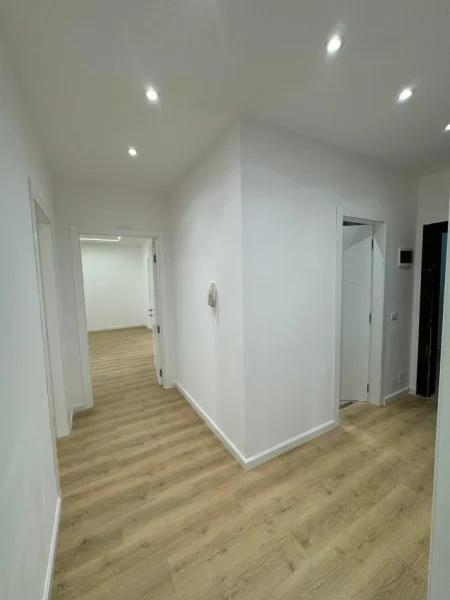Tirane, shes apartament 2+1+Ballkon Kati 2, 105 m² 170.000 € (Kodra e Diellit)
