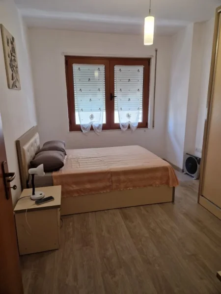 Tirane, jepet me qera apartament 2+1+2+Ballkon Kati 5, 92 m² 650 € (Rr. Islam Alla)