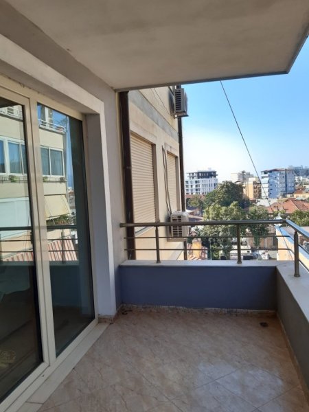 Tirane, jepet me qera apartament 2+1+2+Ballkon Kati 5, 92 m² 650 € (Rr. Islam Alla)