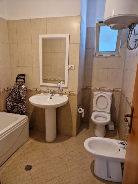 Tirane, jepet me qera apartament 2+1+2+Ballkon Kati 5, 92 m² 650 € (Rr. Islam Alla)