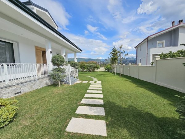 Tirane, jepet me qera Vile 4+1+Ballkon Kati 0, 170 m² 3.000 € (MULLET, TEG)