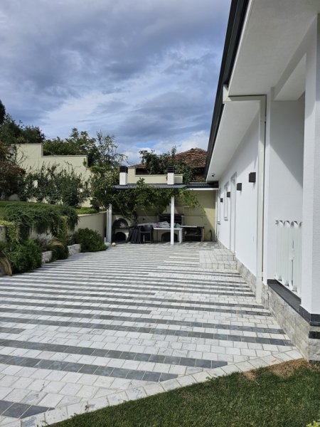 Tirane, jepet me qera Vile 4+1+Ballkon Kati 0, 170 m² 3.000 € (MULLET, TEG)