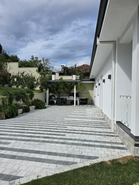 Tirane, jepet me qera Vile 4+1+Ballkon Kati 0, 170 m² 3.000 € (MULLET, TEG)