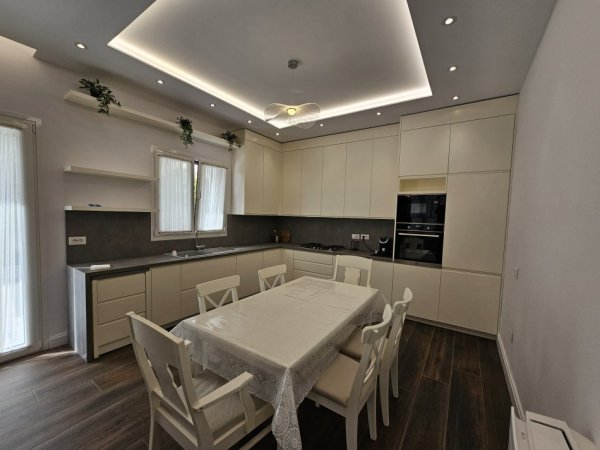 Tirane, jepet me qera Vile 4+1+Ballkon Kati 0, 170 m² 3.000 € (MULLET, TEG)