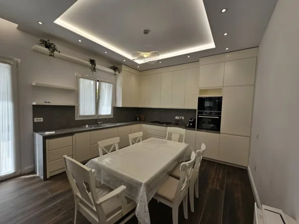 Tirane, jepet me qera Vile 4+1+Ballkon Kati 0, 170 m² 3.000 € (MULLET, TEG)