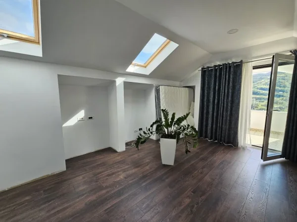Tirane, jepet me qera Vile 4+1+Ballkon Kati 0, 170 m² 3.000 € (MULLET, TEG)
