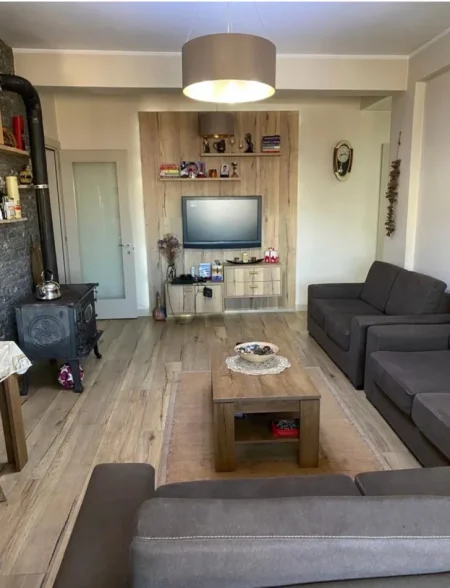 Durres, jepet me qera afatgjate apartament 2+1+Aneks+Ballkon +garazhd Kati 4, 105 m² 50.000 leke (Marta Buda)