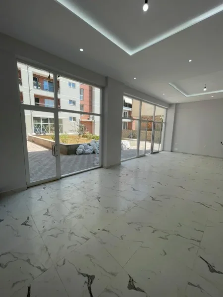 Tirane, jepet me qera dyqan Kati 0, 80 m² 800 € 