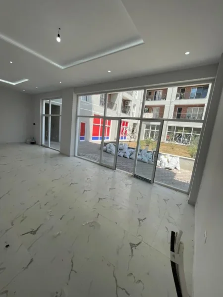 Tirane, jepet me qera dyqan Kati 0, 80 m² 800 € 