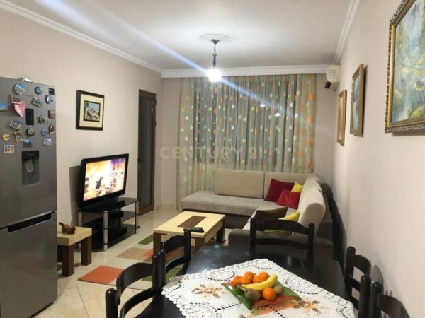 Tirane, jepet me qera apartament 1+1 Kati 8, 60 m² 550 € (komuna e parisit)