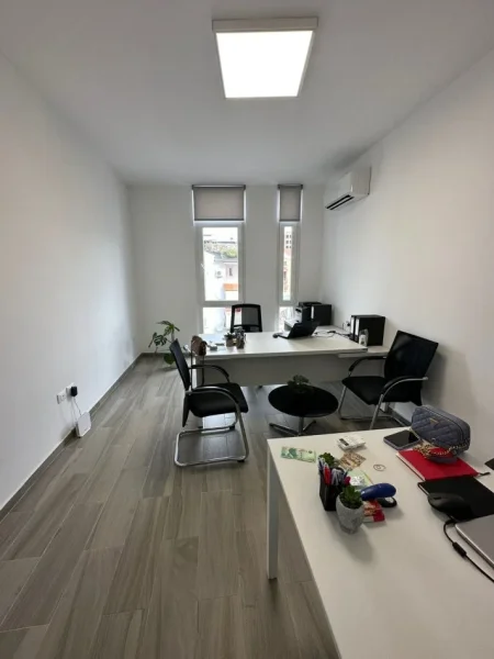 Tirane, jepet me qera apartament 1+1+Ballkon Kati 2, 60 m² 450 € (KOMUNA E PARISIT)