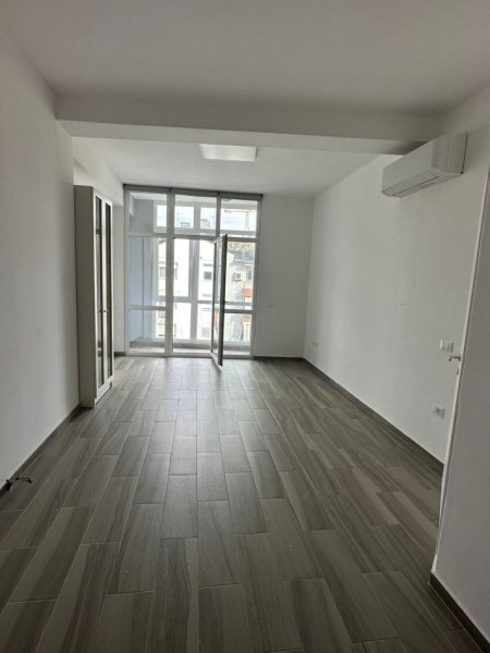 Tirane, jepet me qera apartament 1+1+Ballkon Kati 2, 60 m² 450 € (KOMUNA E PARISIT)