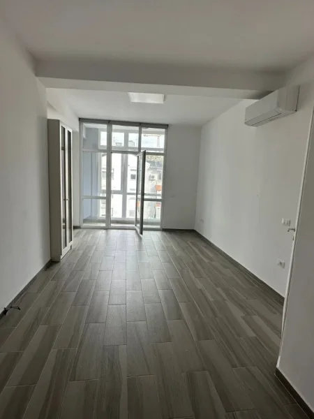 Tirane, jepet me qera apartament 1+1+Ballkon Kati 2, 60 m² 450 € (KOMUNA E PARISIT)