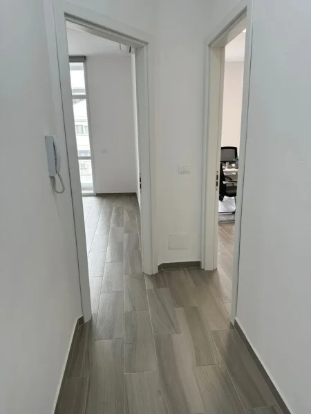 Tirane, jepet me qera apartament 1+1+Ballkon Kati 2, 60 m² 450 € (KOMUNA E PARISIT)
