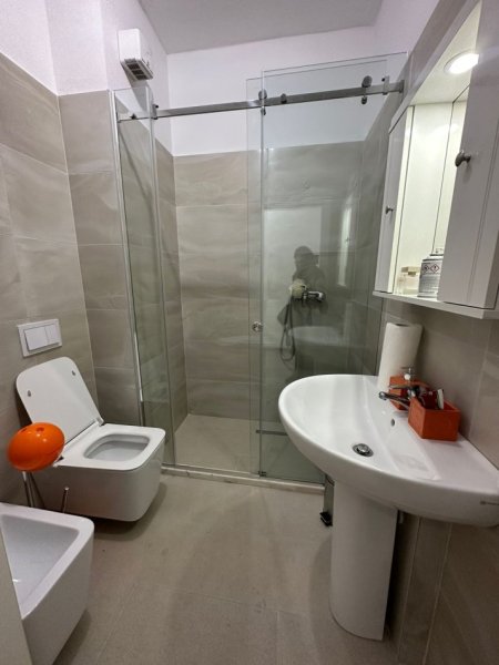 Tirane, jepet me qera apartament 1+1+Ballkon Kati 2, 60 m² 450 € (KOMUNA E PARISIT)