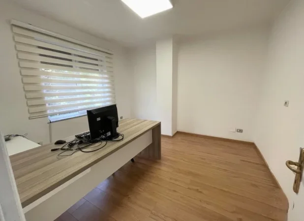 Tirane, jepet me qera zyre Kati 1, 65 m² 550 € (Komuna e Parisit)